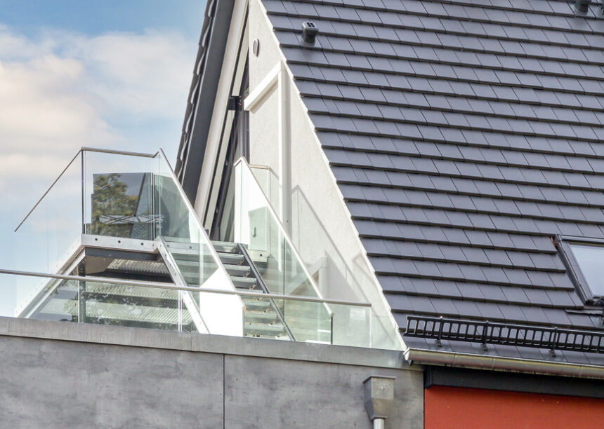 Modernes Mehrfamilienhaus mit WALTHER Stylist in edelschiefer auf dem Satteldach mit Fokus auf den Giebel