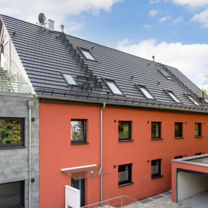 Modernes Mehrfamilienhaus mit WALTHER Stylist in edelschiefer auf dem Satteldach