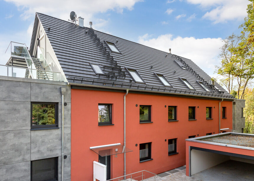 Modernes Mehrfamilienhaus mit WALTHER Stylist in edelschiefer auf dem Satteldach