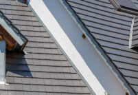 Dachversatz mit Ortgängen passend zum Flachziegel WALTHER Stylist in edelschiefer auf verwinkeltem Reihenhaus