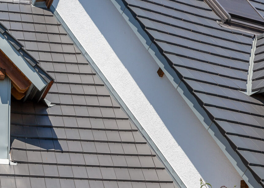 Dachversatz mit Ortgängen passend zum Flachziegel WALTHER Stylist in edelschiefer auf verwinkeltem Reihenhaus