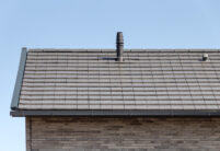 Inspirierend schönes Klinkerhaus mit Flachziegel in edelschiefer in Reihe verlegt mit Bildfokus auf das Deckbild