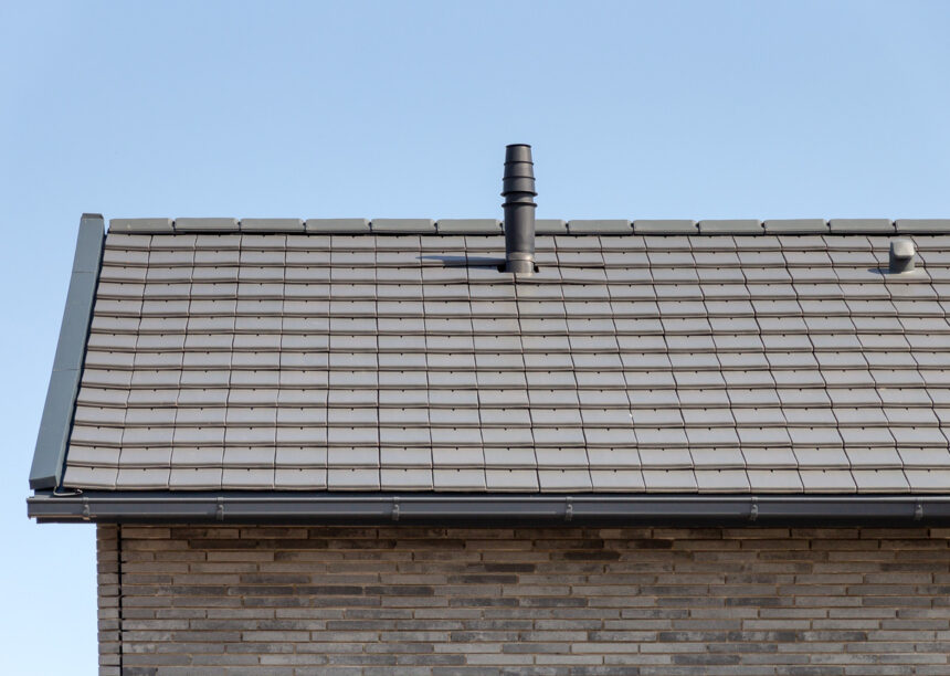 Inspirierend schönes Klinkerhaus mit Flachziegel in edelschiefer in Reihe verlegt mit Bildfokus auf das Deckbild
