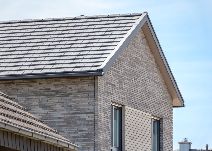 Inspirierend schönes Klinkerhaus mit Flachziegel in edelschiefer in Reihe verlegt mit Bildfokus auf den Giebel
