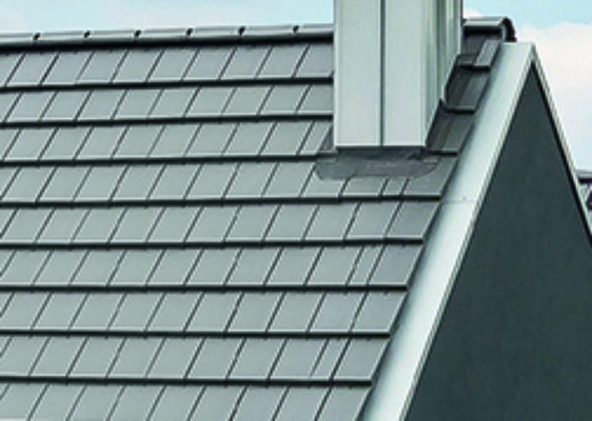 Satteldach mit Giebel eines Einfamilienhauses kombiniert mit edelschiefer Flachziegel und schwarzer Fassade