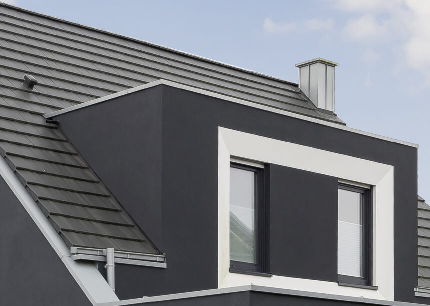Gaube eines Einfamilienhauses kombiniert mit edelschiefer Flachziegel und schwarzer Fassade