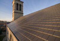 Historische Kirche mit minimalistischem Dachziegel in edelschiefer aus der Vogelperspektive mit Blick auf das schöne Deckbild