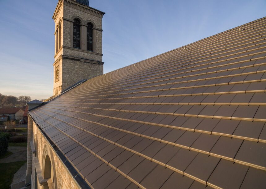 Historische Kirche mit minimalistischem Dachziegel in edelschiefer aus der Vogelperspektive mit Blick auf das schöne Deckbild