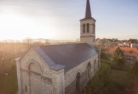 Historische Kirche mit minimalistischem Dachziegel in edelschiefer aus der Vogelperspektive