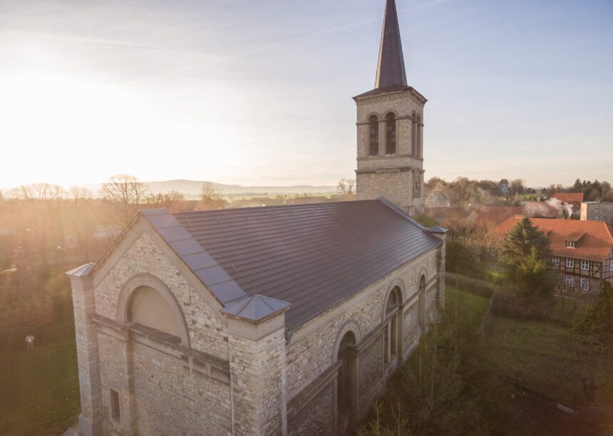 Historische Kirche mit minimalistischem Dachziegel in edelschiefer aus der Vogelperspektive