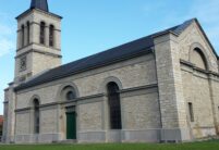 Historische Kirche mit minimalistischem Dachziegel in edelschiefer