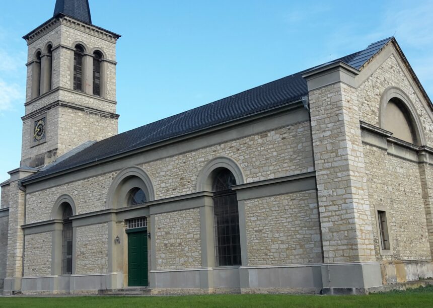 Historische Kirche mit minimalistischem Dachziegel in edelschiefer