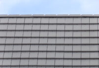 Schönes Deckbild auf Reihenhaus mit stilvollem Satteldach mit Flachziegel in der Edelengobe edelgrau