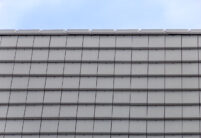 Schönes Deckbild auf Reihenhaus mit stilvollem Satteldach mit Flachziegel in der Edelengobe edelgrau