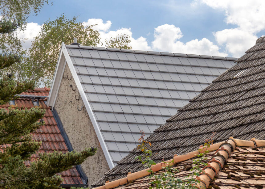 Reihenhaus mit stilvollem Satteldach mit Flachziegel in der Edelengobe edelgrau