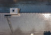 Glitzernde edelspacegraue Dachfläche mit Ziegel Stylist und First Stylist