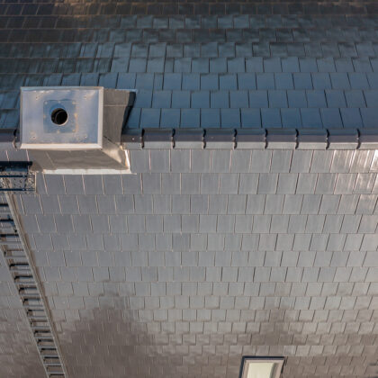 Glitzernde edelspacegraue Dachfläche mit Ziegel Stylist und First Stylist