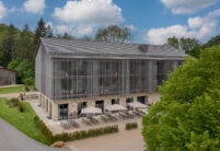 Hotel Hofgut Maisenburg mit schlichtem Flachziegel in anthrazit. Foto mit Blick auf die gemütliche Terrasse.