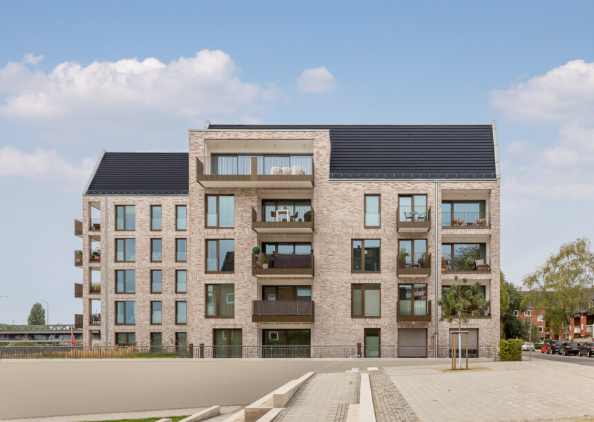 Frontale Komplettansicht von Referenz, Mehrfamilienhäuser, im minimalistischen Stil mit Flachziegel Walther Stylist in anthrazit