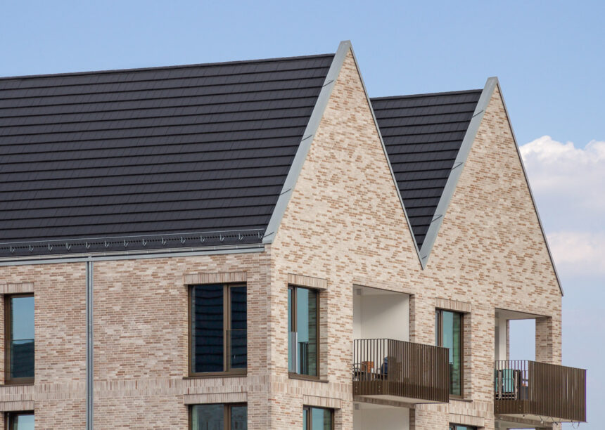 Mehrfamilienhäuser im minimalistischen Stil mit Flachziegel Walther Stylist in anthrazit