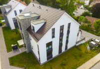 Mehrfamilienhaus mit anthraziten Walther Stylist auf Satteldach mit Blick Gauben