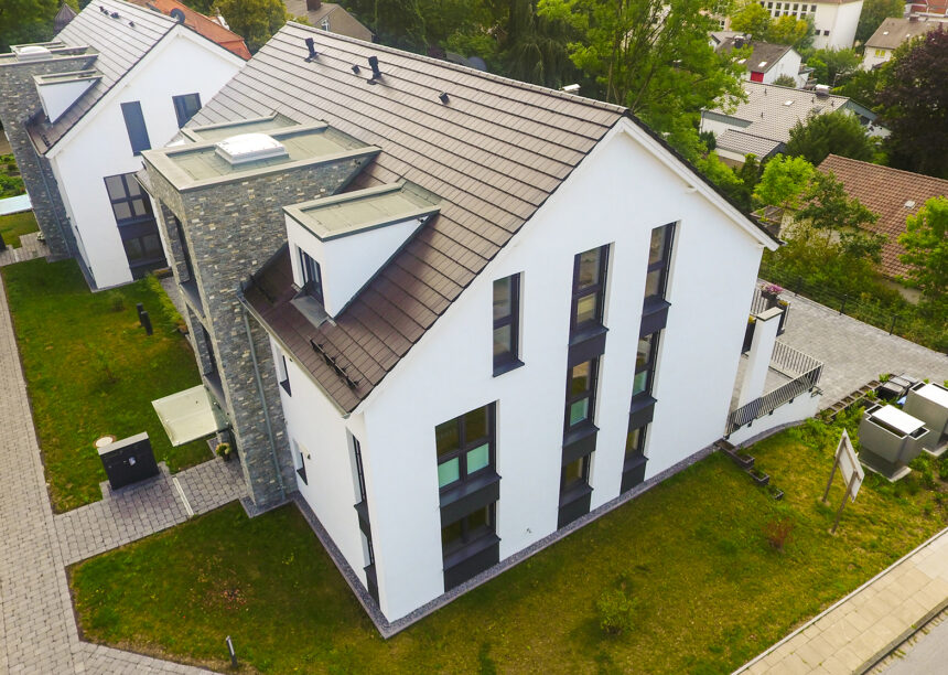 Mehrfamilienhaus mit anthraziten Walther Stylist auf Satteldach mit Blick Gauben