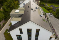 Mehrfamilienhaus mit anthraziten Walther Stylist auf Satteldach mit Blick auf die stilvolle Firstreihe