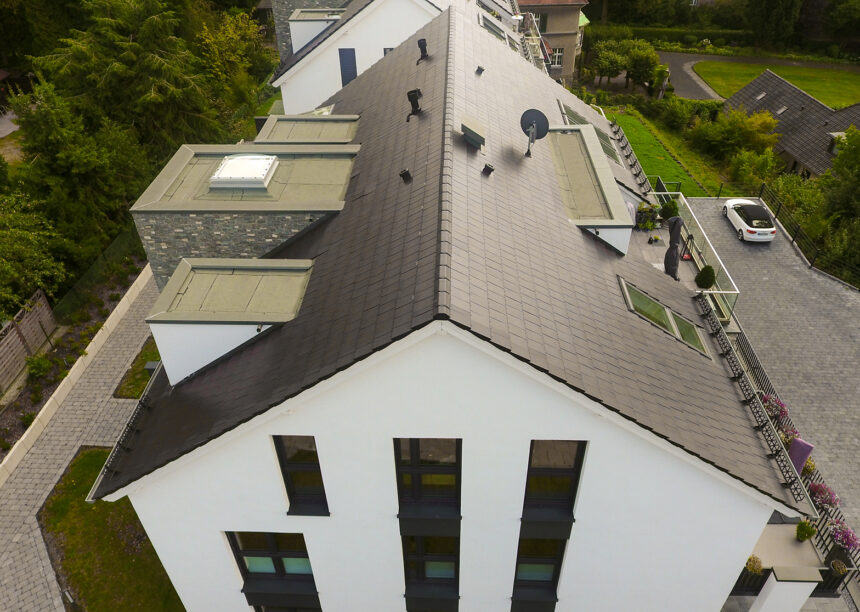 Mehrfamilienhaus mit anthraziten Walther Stylist auf Satteldach mit Blick auf die stilvolle Firstreihe