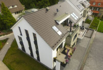 Mehrfamilienhaus mit anthraziten Walther Stylist auf Satteldach aus der Vogelperspektive
