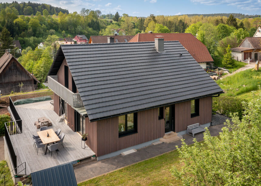 Holzhaus mit Flachziegel WALTHER Stylist in samtschwarz mit Fokus auf der Luft fotografiert.