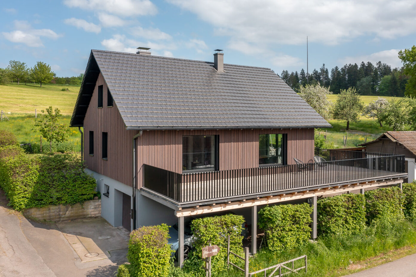 Holzhaus mit Flachziegel Stylist in samtschwarz