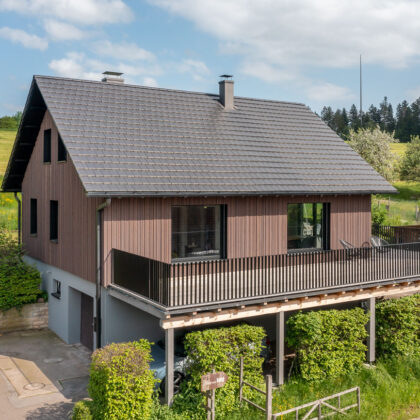 Holzhaus mit Flachziegel Stylist in samtschwarz