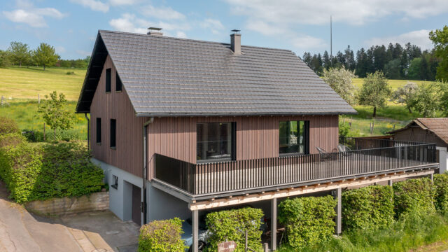 Holzhaus mit Flachziegel Stylist in samtschwarz