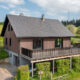 Holzhaus mit Flachziegel Stylist in samtschwarz
