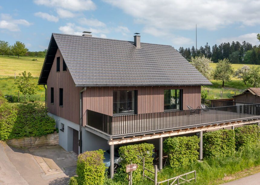 Holzhaus mit Flachziegel Stylist in samtschwarz