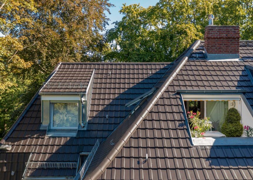 Stadtvilla mit Flachziegel WALTHER-tegula in anthrazit mit Blick auf den Grad mit Firstziegel Tegula