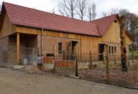 Wildpark in Wertheim mit Flachziegel WALTHER-tegula in rotbraun auf dem Satteldach mit Gehege