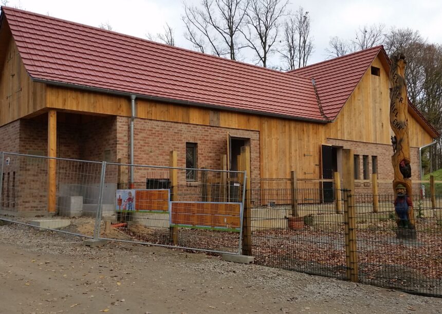 Wildpark in Wertheim mit Flachziegel WALTHER-tegula in rotbraun auf dem Satteldach mit Gehege