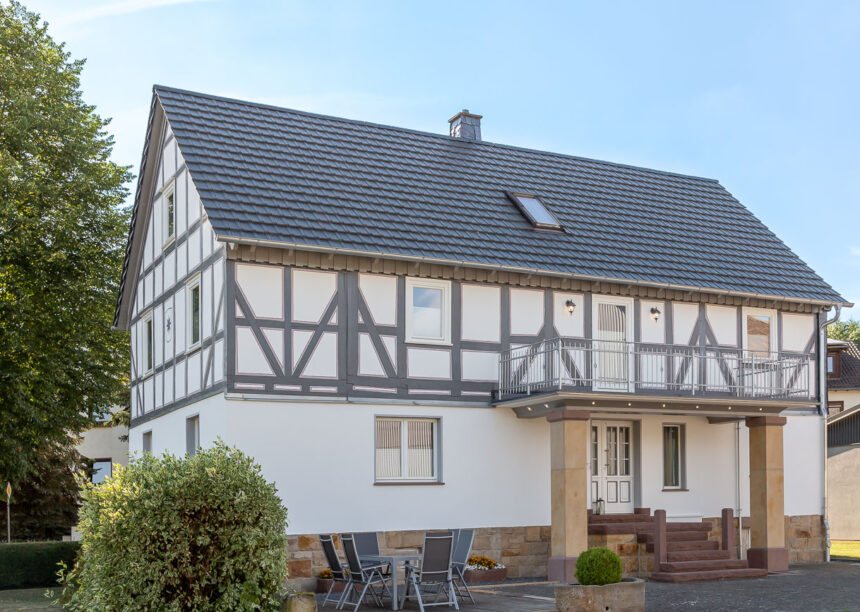 Fachwerkhaus mit modernem edelschiefer Flachziegel mit Balkon