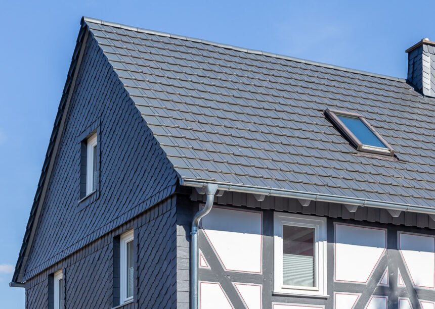 Fachwerkhaus mit modernem edelschiefer Flachziegel mit Blick auf den Giebel