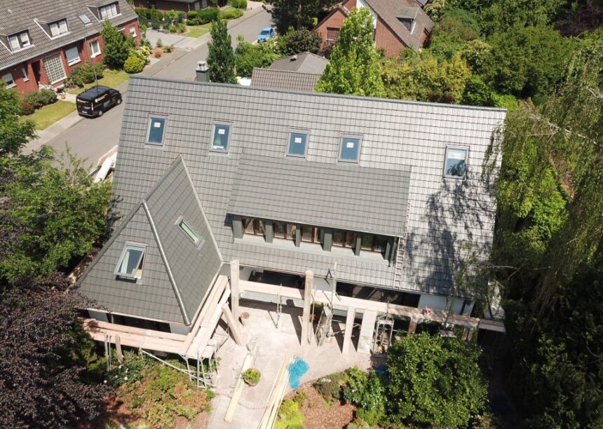 Wohnhaus mit Satteldach und Gauben in edelschiefer, gedeckt mit Flachziegel WALTHER tegula aus der Vogelperspektive