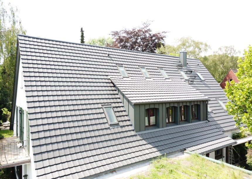 Wohnhaus mit Satteldach und Gauben in edelschiefer, gedeckt mit Flachziegel WALTHER tegula, hier Details von der Gaube