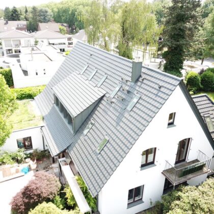 Wohnhaus mit Satteldach und Gauben in edelschiefer, gedeckt mit Flachziegel WALTHER tegula