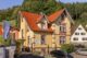 Einfamilienhaus mit Flachdachziegel W6v in rotbraun