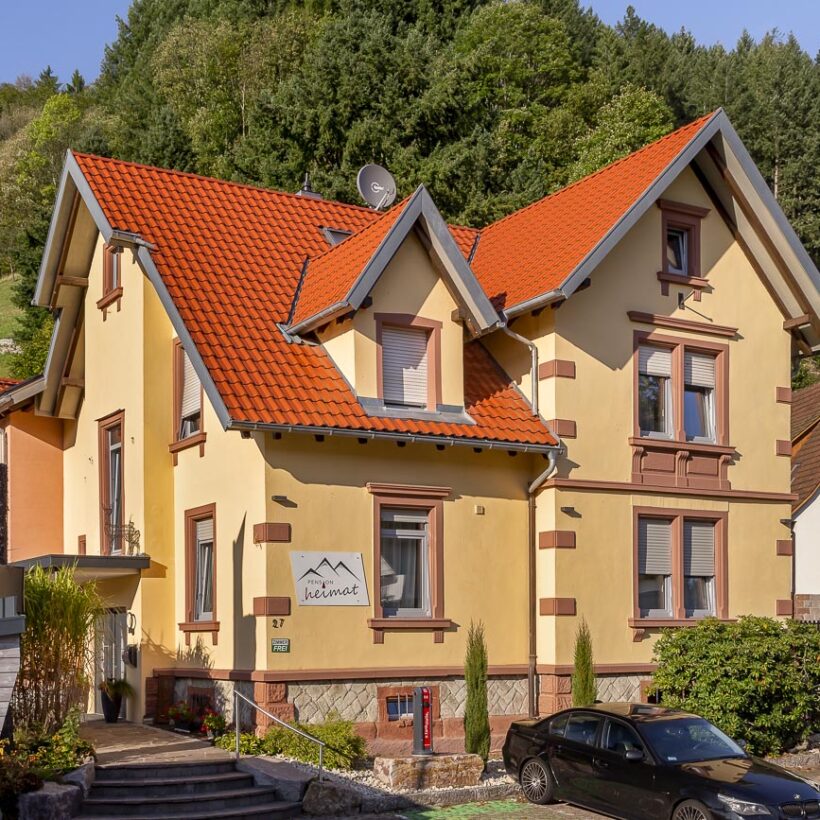 Einfamilienhaus mit Flachdachziegel W6v in rotbraun