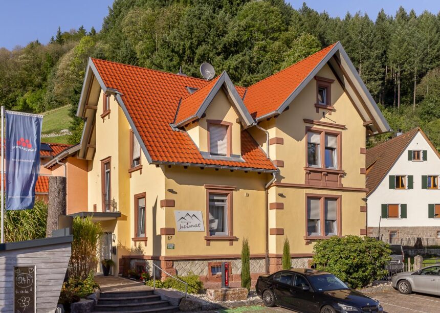 Einfamilienhaus mit Flachdachziegel W6v in rotbraun