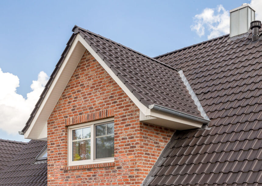 Satteldach-Gauben Details mit Dachziegel W6v und Holzverkleidung am Dachüberstand