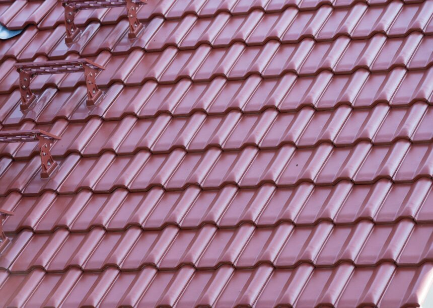 Satteldachgiebel von hochwertig saniertem Einfamilienhaus, gedeckt mit Dachziegel W6v in edelmarone, im Bildfokus das filigrane Deckbild des Ziegels