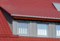 Satteldachgiebel von hochwertig saniertem Einfamilienhaus, gedeckt mit Dachziegel W6v in edelmarone, im Bildfokus die Schleppdachgaube