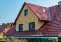 Satteldachgiebel von hochwertig saniertem Einfamilienhaus, gedeckt mit Dachziegel W6v in edelmarone